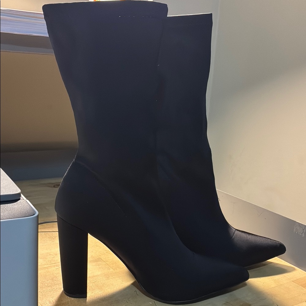 Liliana Black Heeled Boots with Block Heel and Side Zipper
